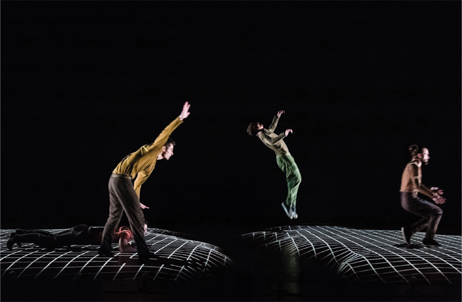 People jumping and performing a production of Compagnie KÃ¤fig: Pixel.