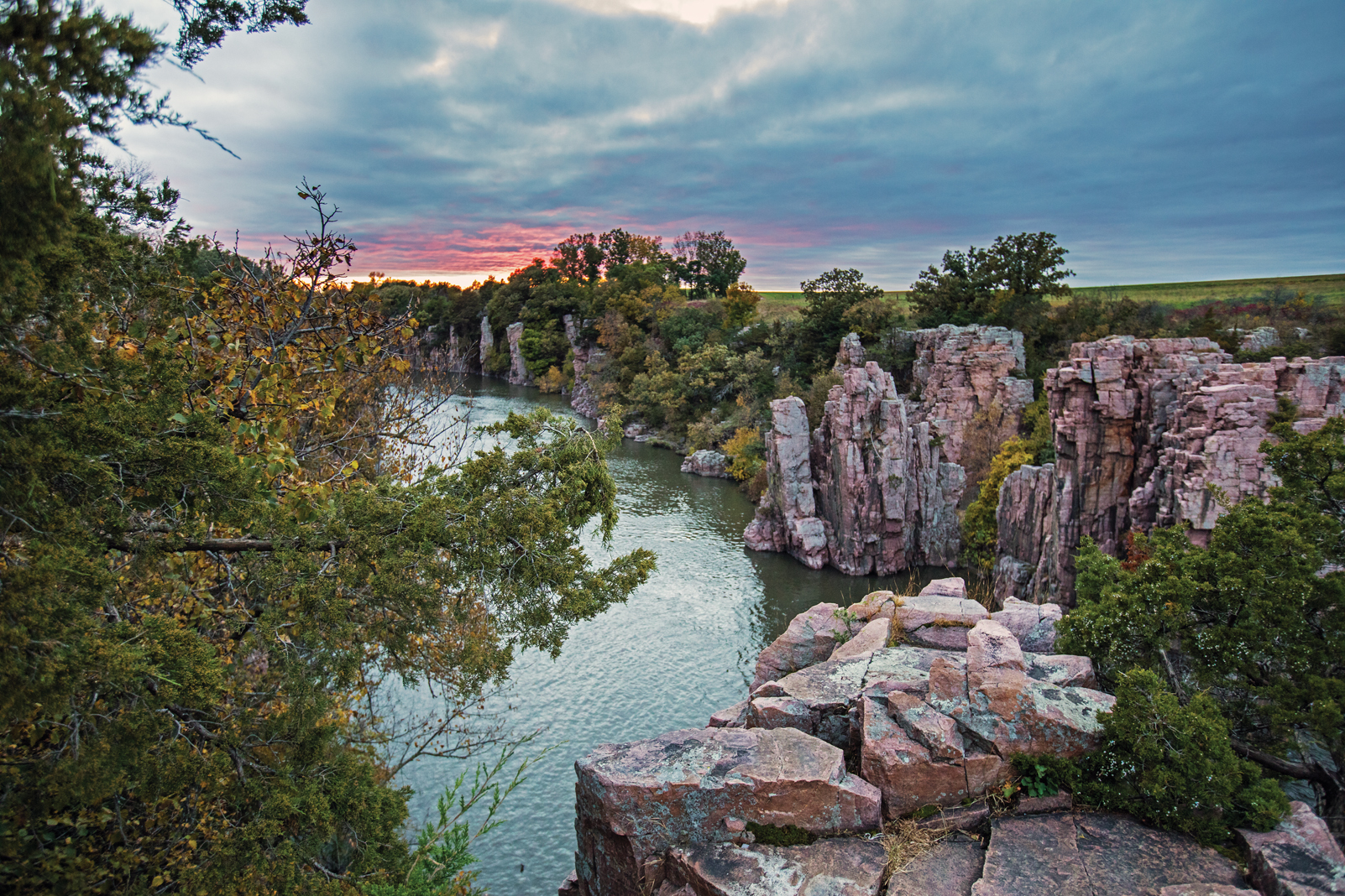 Pink sunset over Palisades State Park’s pink Sioux quartzite cliffs