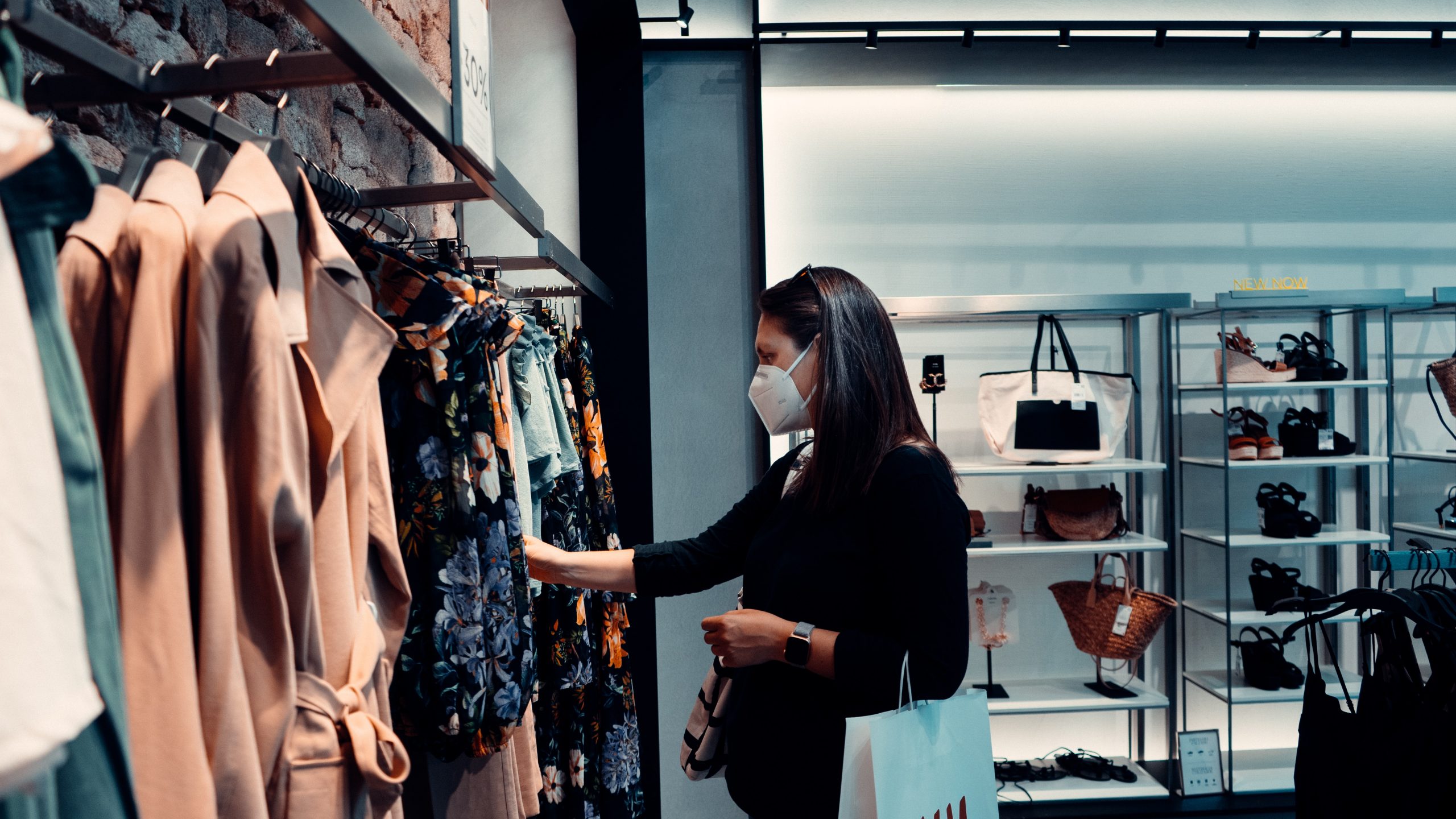 A woman shopping with a face mask on. Arturo Rey/Unsplash